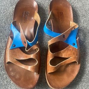 Cydwoq bile and tan slides